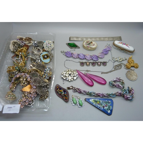 879 - A collection of vintage costume jewellery