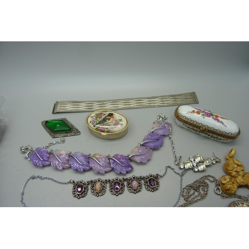 879 - A collection of vintage costume jewellery