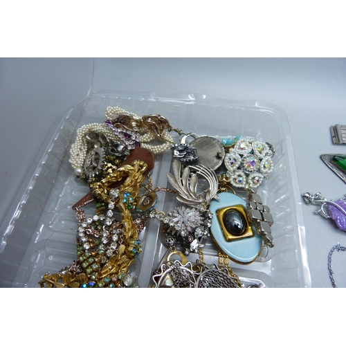 879 - A collection of vintage costume jewellery