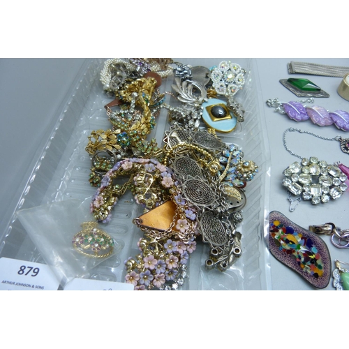 879 - A collection of vintage costume jewellery