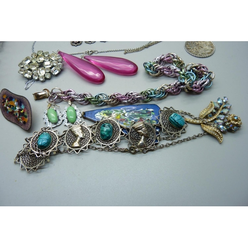 879 - A collection of vintage costume jewellery