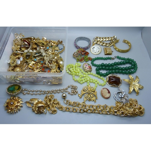 880 - A collection of vintage costume jewellery