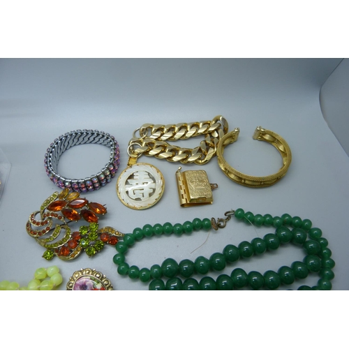 880 - A collection of vintage costume jewellery