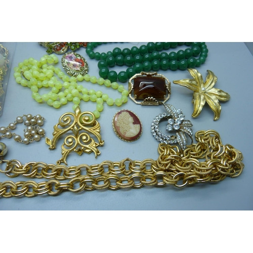 880 - A collection of vintage costume jewellery