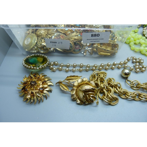 880 - A collection of vintage costume jewellery