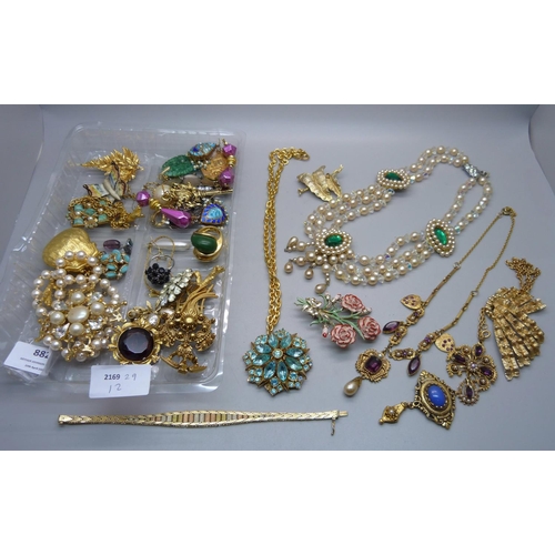 882 - A collection of vintage costume jewellery