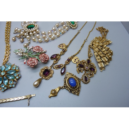 882 - A collection of vintage costume jewellery