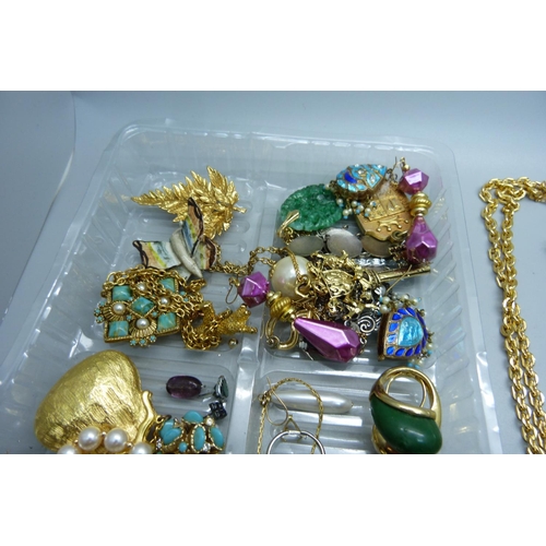 882 - A collection of vintage costume jewellery