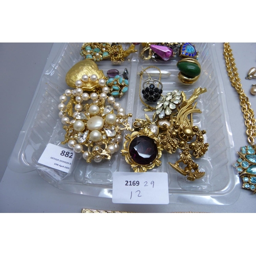 882 - A collection of vintage costume jewellery