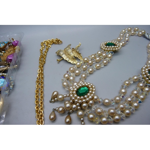 882 - A collection of vintage costume jewellery