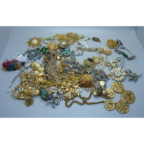 883 - A collection of gold tone vintage costume jewellery