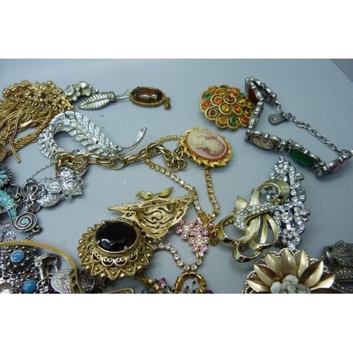 883 - A collection of gold tone vintage costume jewellery