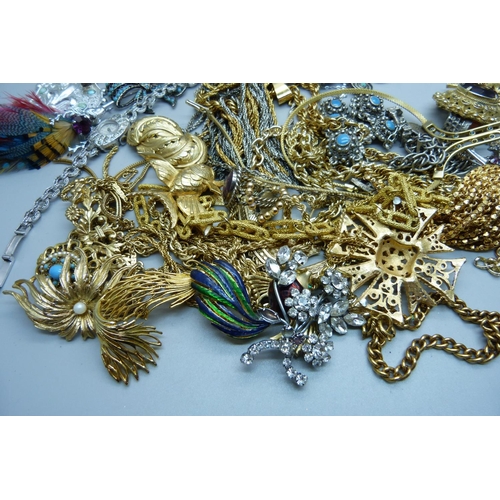 883 - A collection of gold tone vintage costume jewellery