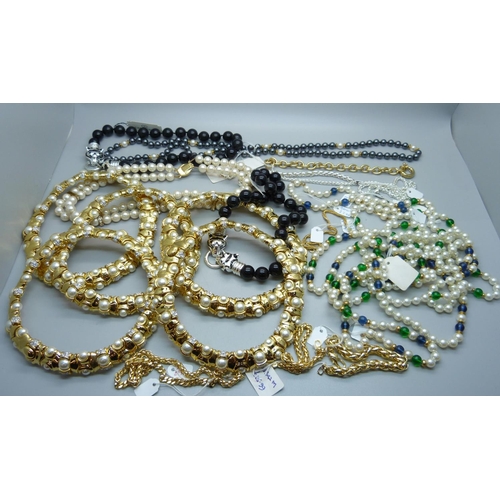 885 - A collection of bead jewellery