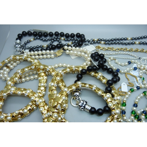 885 - A collection of bead jewellery