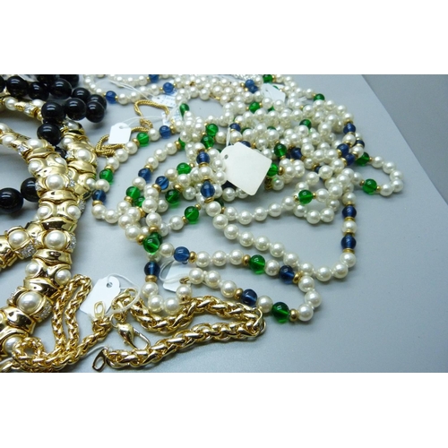 885 - A collection of bead jewellery