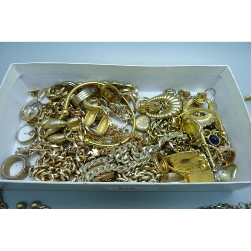 896 - Gold tone jewellery