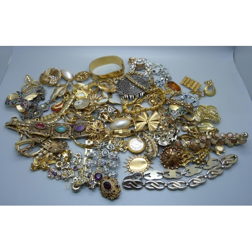 898 - Gold tone jewellery