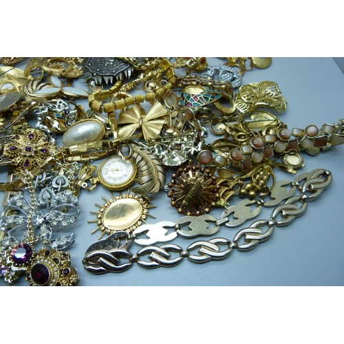 898 - Gold tone jewellery