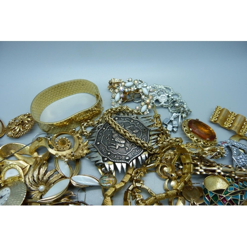 898 - Gold tone jewellery