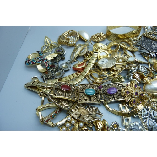 898 - Gold tone jewellery