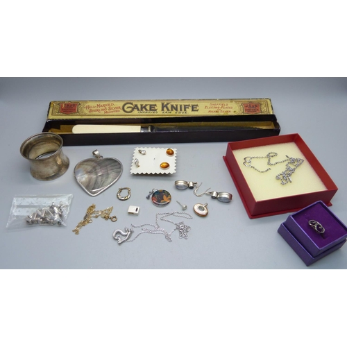 899 - A silver napkin ring, silver jewellery and a cake knife with silver ferrule