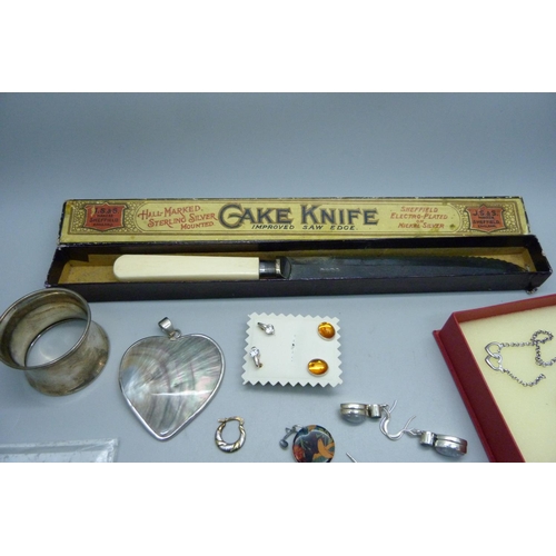 899 - A silver napkin ring, silver jewellery and a cake knife with silver ferrule