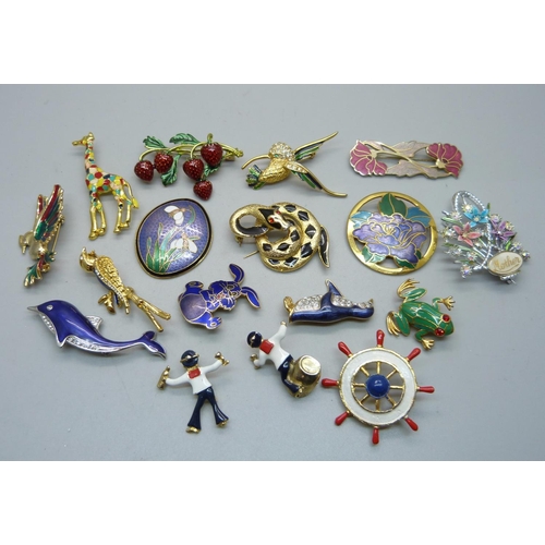 901 - Bird and animal brooches, etc.