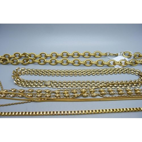 907 - Gold tone jewellery including a large 18ct plated chain