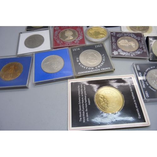 911 - Seventeen assorted commemorative coins