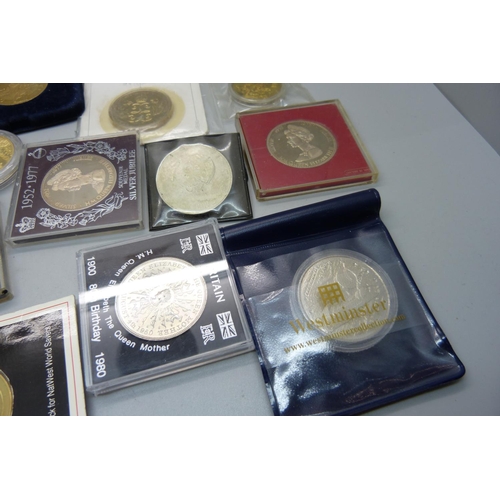 911 - Seventeen assorted commemorative coins