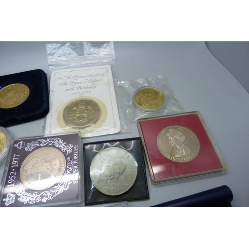 911 - Seventeen assorted commemorative coins