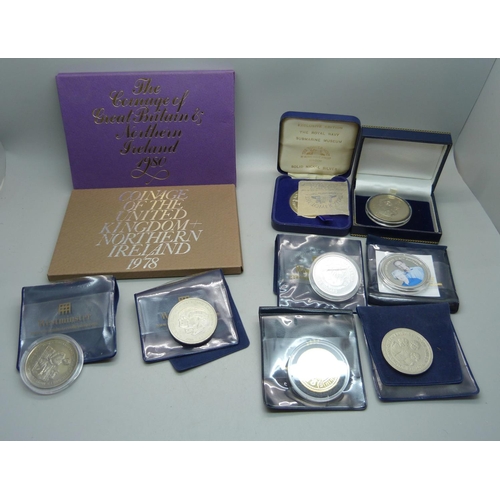 915 - Eight commemorative coins including a silver £5 Queen and Queen Mother coin and two sets of British ... 