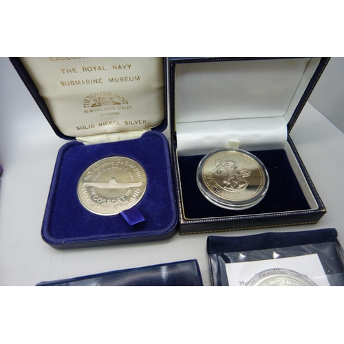 915 - Eight commemorative coins including a silver £5 Queen and Queen Mother coin and two sets of British ... 