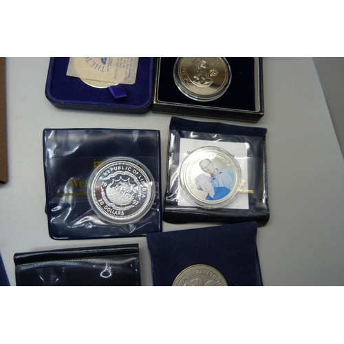 915 - Eight commemorative coins including a silver £5 Queen and Queen Mother coin and two sets of British ... 