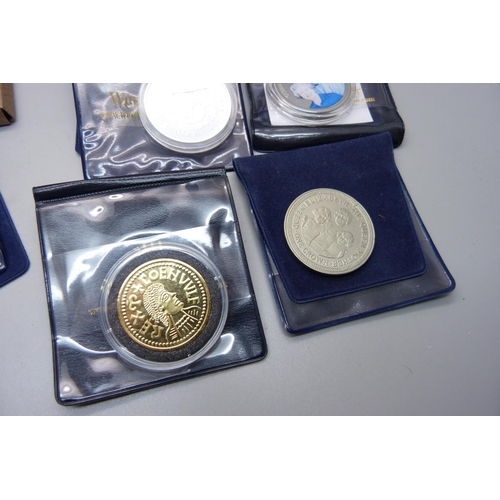 915 - Eight commemorative coins including a silver £5 Queen and Queen Mother coin and two sets of British ... 