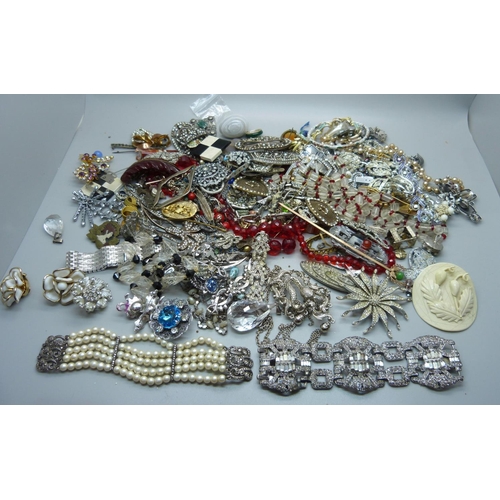 920 - A collection of vintage costume jewellery including a large paste bracelet