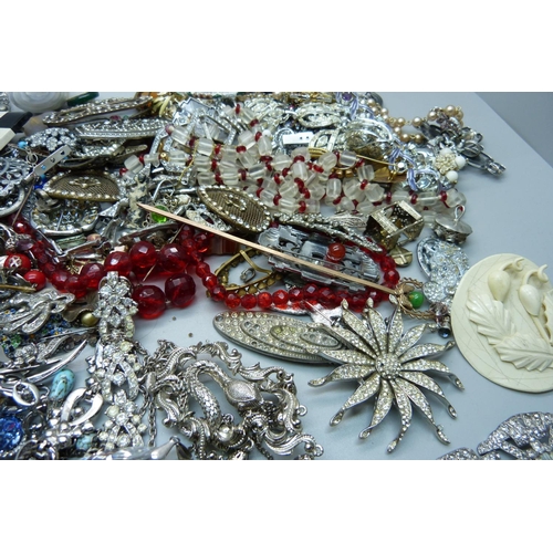 920 - A collection of vintage costume jewellery including a large paste bracelet