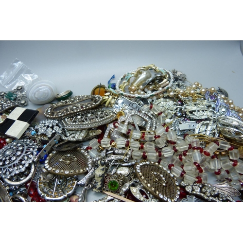 920 - A collection of vintage costume jewellery including a large paste bracelet