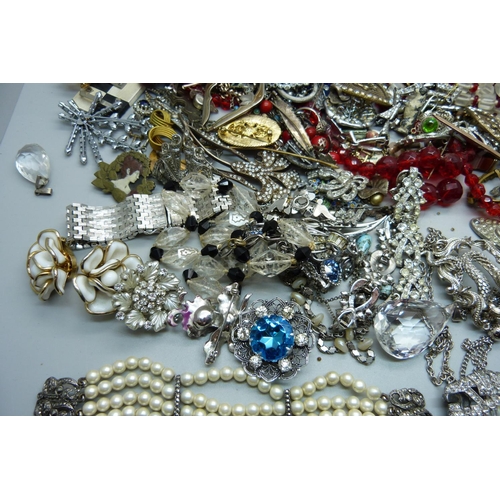 920 - A collection of vintage costume jewellery including a large paste bracelet