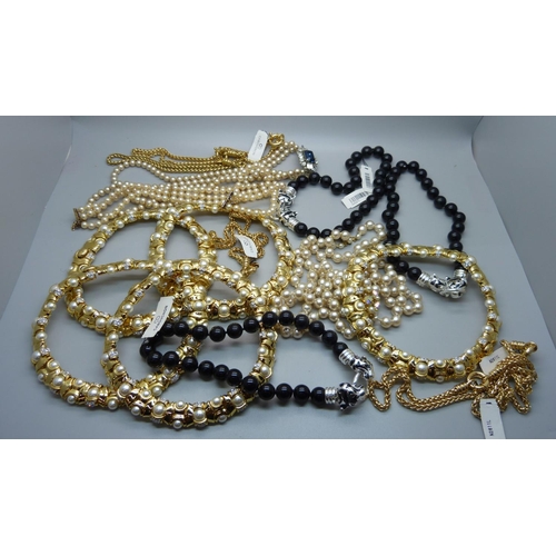 921 - A collection of bead jewellery