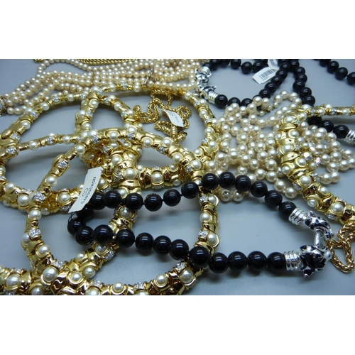 921 - A collection of bead jewellery