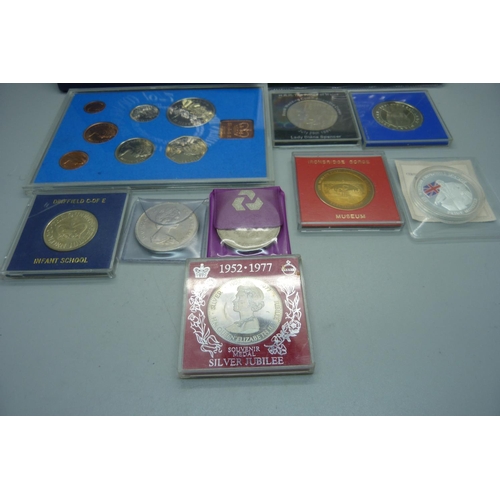 924 - Eight commemorative coins including a Churchill as Prime Minister plus two sets of British coinage