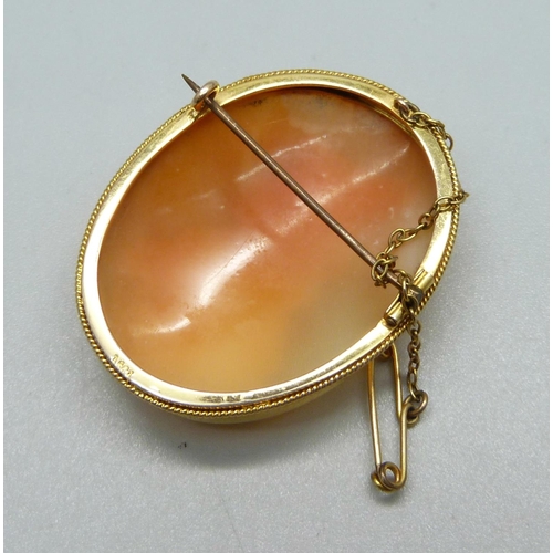 937 - A 15ct gold mounted cameo brooch, total weight 10.7g