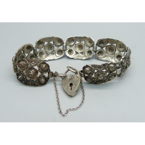 942 - A marcasite bracelet