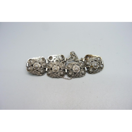 942 - A marcasite bracelet