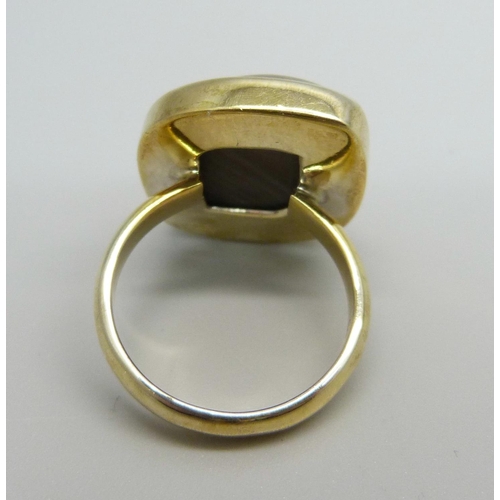 945 - A silver gilt cappuccino flint ring, with certificate, P