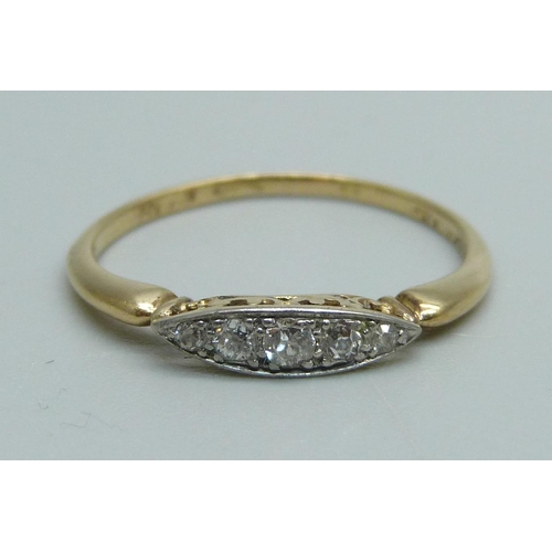 946 - An 18ct gold and five stone diamond ring, 1.7g, Q