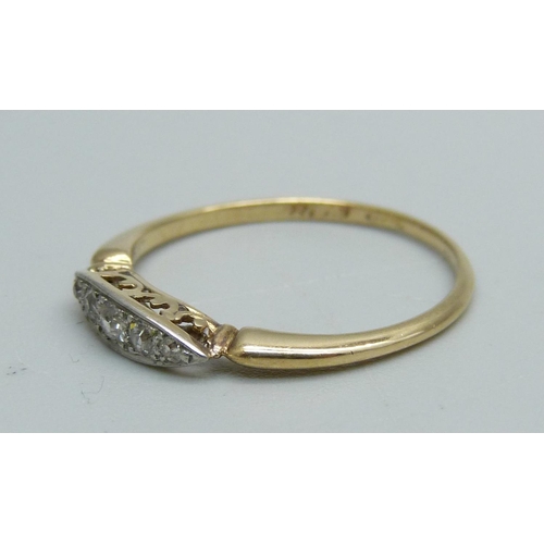 946 - An 18ct gold and five stone diamond ring, 1.7g, Q