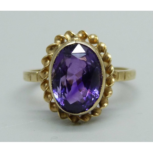 947 - A 9ct gold and amethyst solitaire ring, 2.5g, K